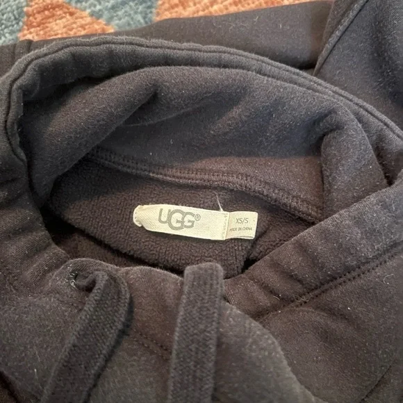 UGG PONCHO IN BLACK - Picture 10 of 12